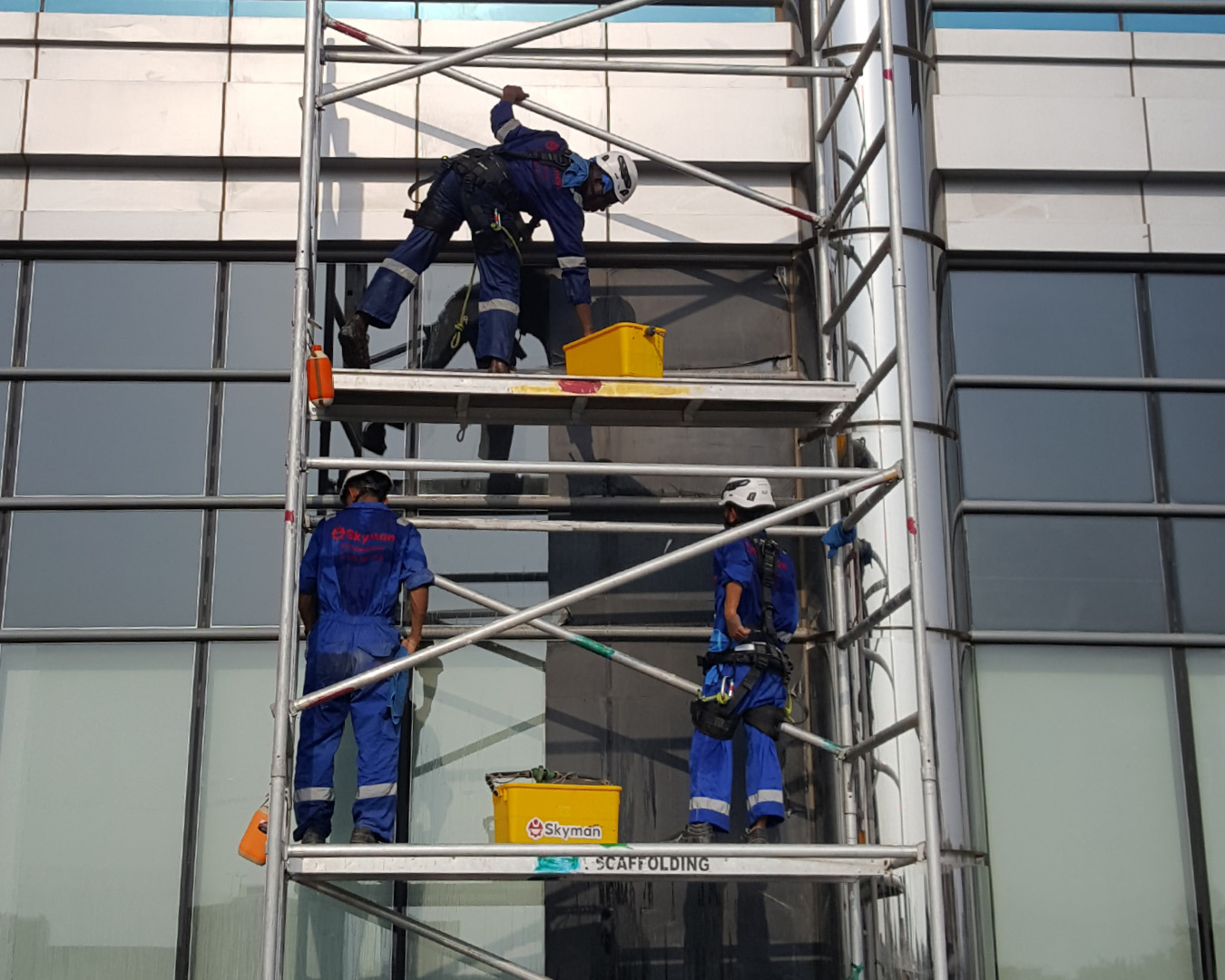 Building cleaning via scaffolding (With a certified scaffolder)